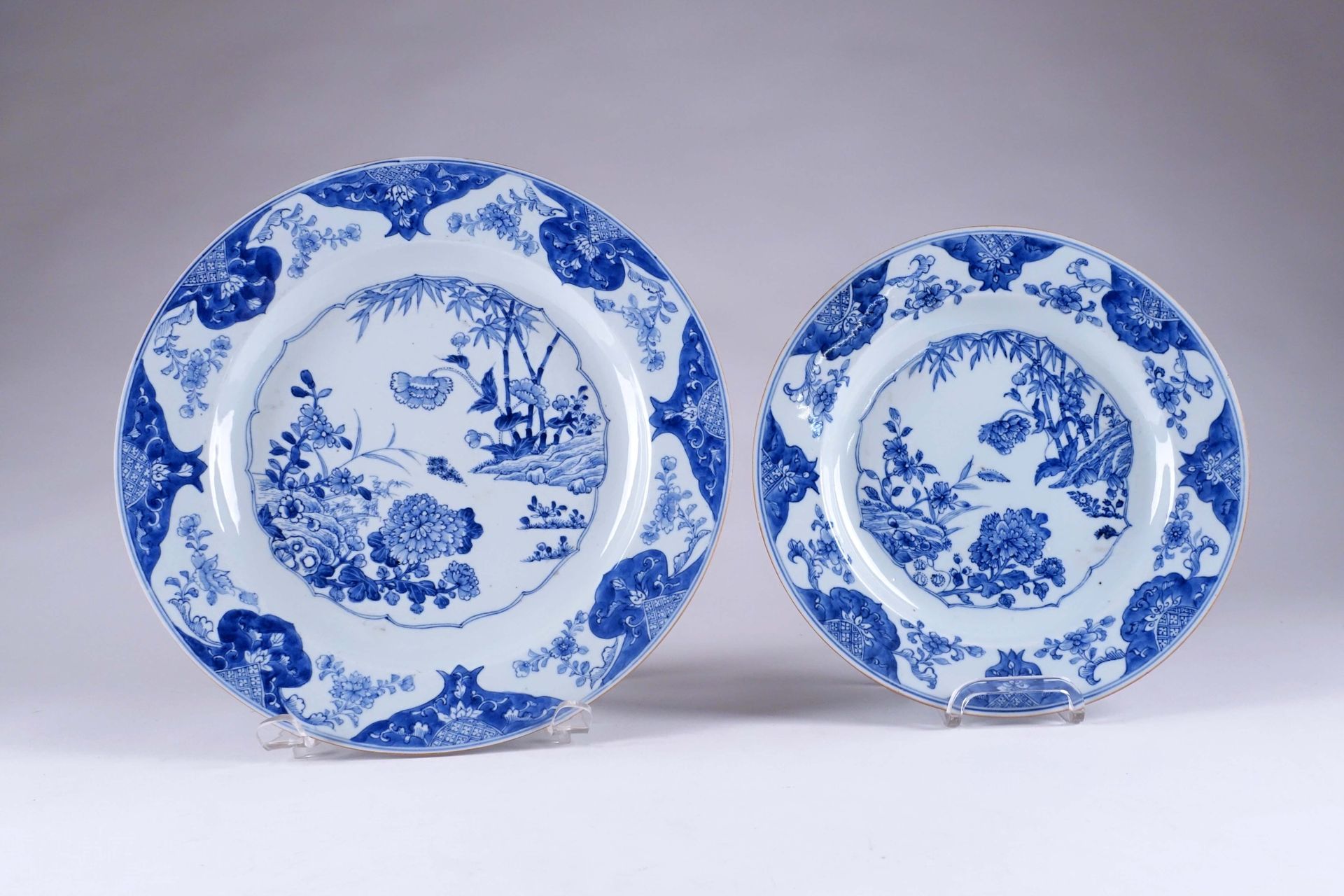 Chine. Compagnie des Indes du XVIIIe siècle. 两个圆瓷盘，白色/蓝色珐琅彩，中央装饰有大型的牡丹和竹子图案。状态: &hellip;