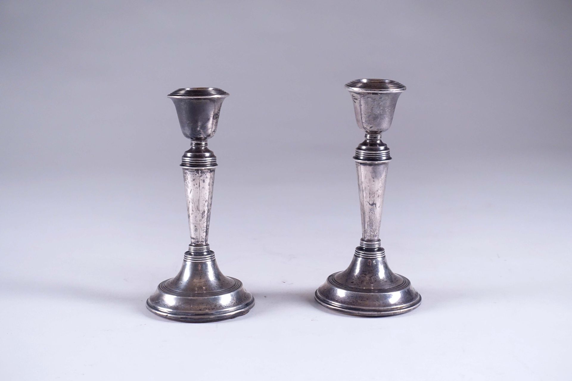 Paire de bougeoirs. With round molded foot and flared shaft. Silver. Birmingham &hellip;