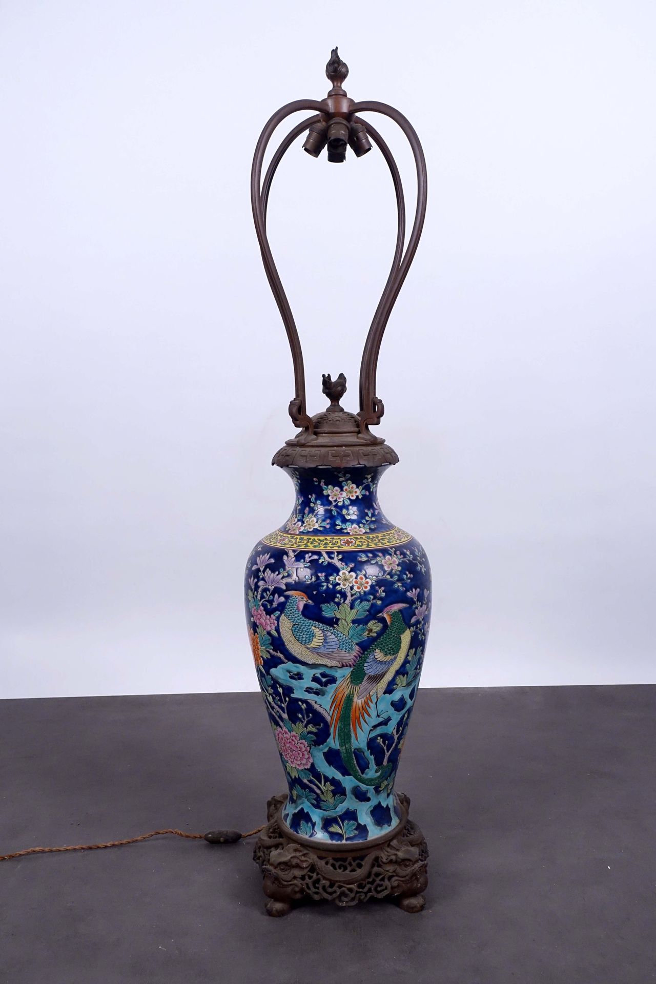 Chine. De la fin de la période Qing. 一盏非常大的Famille Rose家族的瓷器台灯，上面装饰着一对穿岩的野鸡，周围是蓝&hellip;