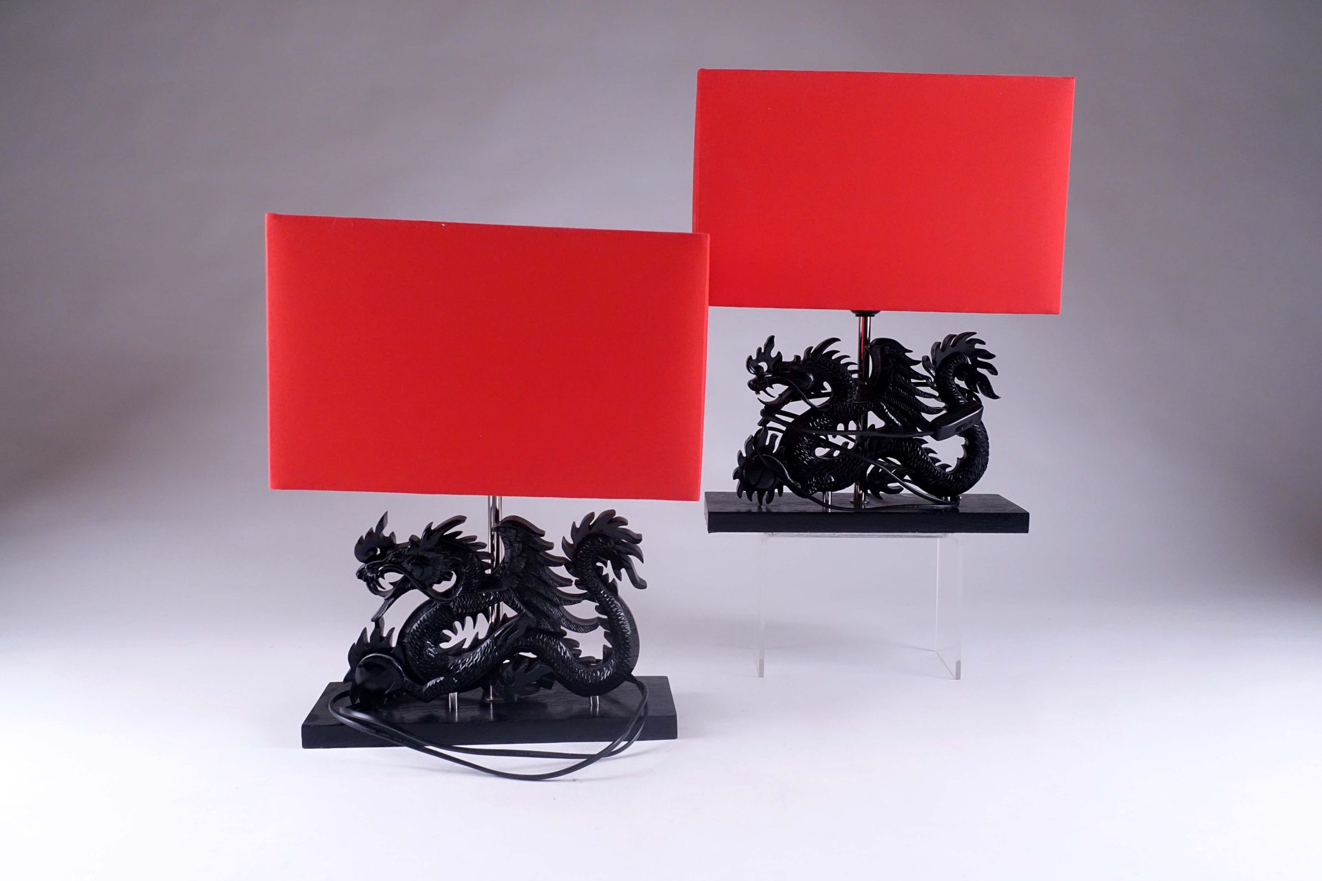 Paire de lampes de table. 每个人都有一条亚洲龙。雕花木，黑漆。尺寸：32 x 44 x 12厘米。