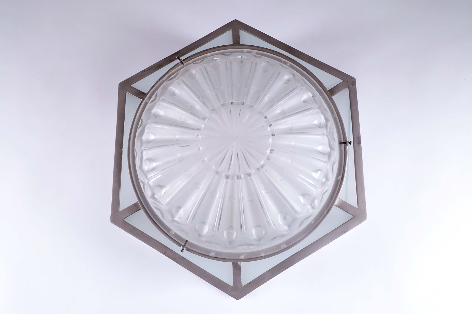 Plafonnier Art Déco. 六角形，带有几何图案的压制和磨砂模制玻璃穹顶。金属框架。直径：50厘米。状态 : 无事故。