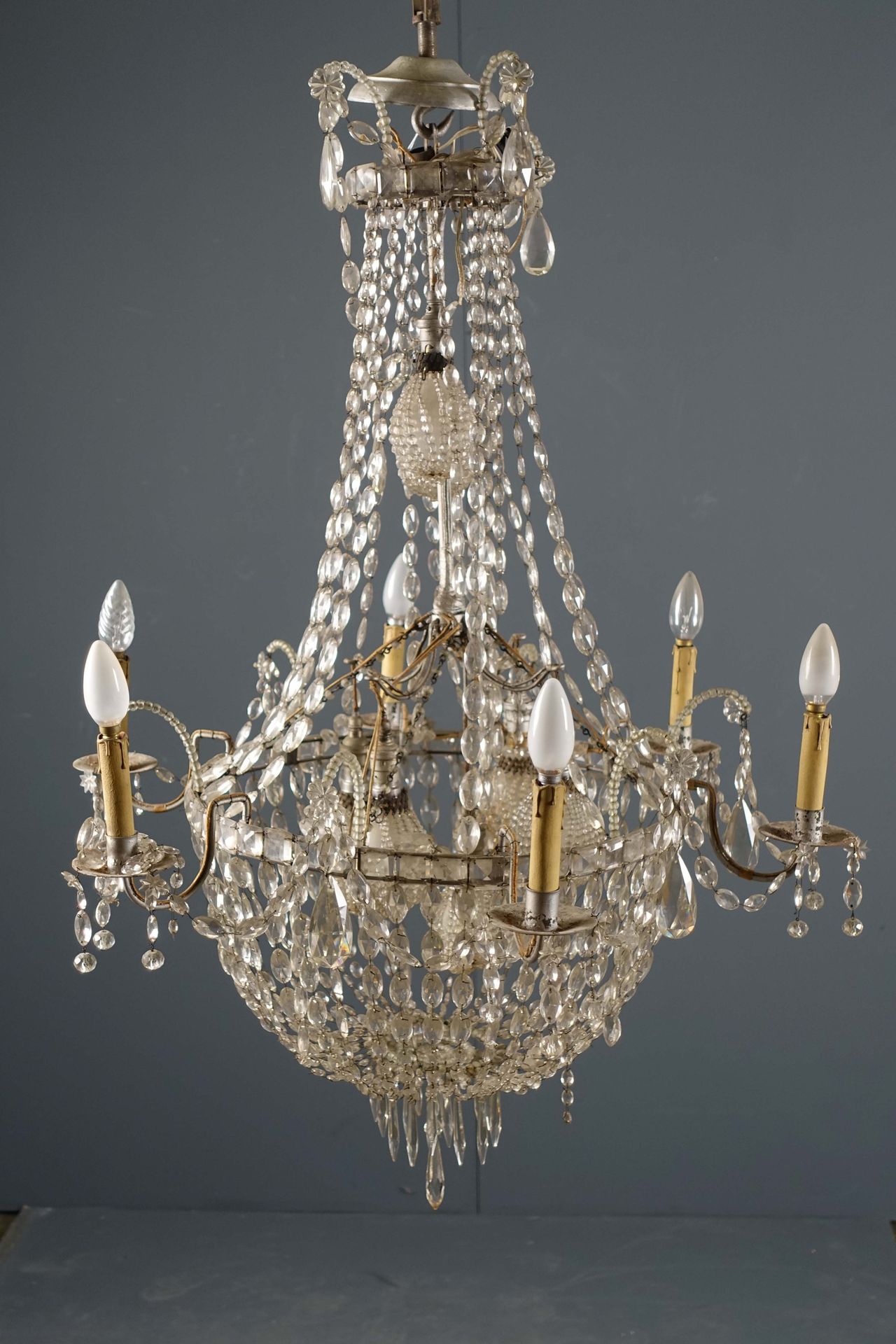 Lustre corbeille. "珠子包 "由一个由六个灯组成的冠状物和七个带珍珠网的内层灯群照亮。金属和斜面水晶。高度：1米。直径：75厘米。