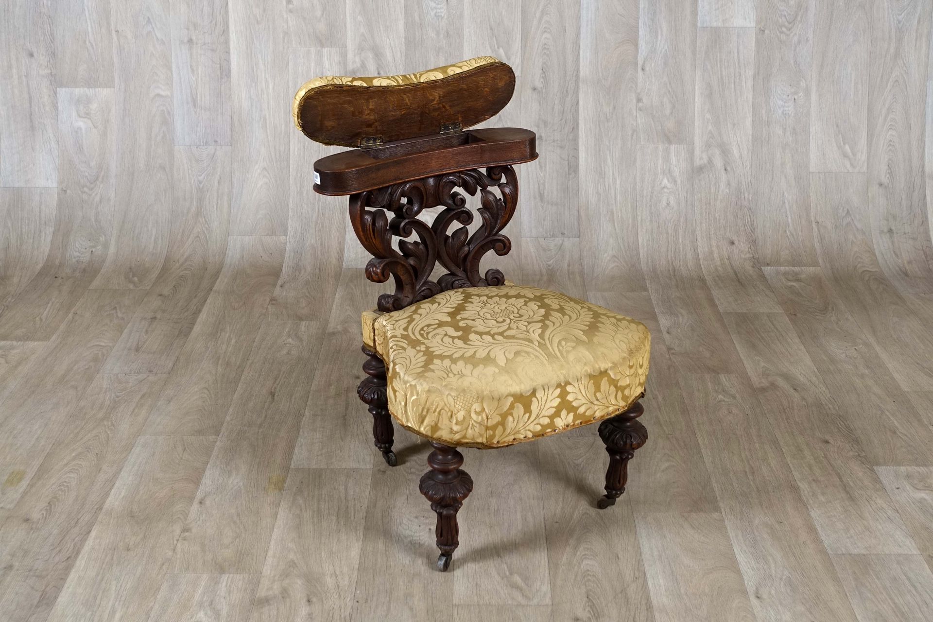 Chaise de fumeur. 带有旋转扶手的靠背。支腿安装在脚轮上。橡木，有古色古香。19世纪末的作品。