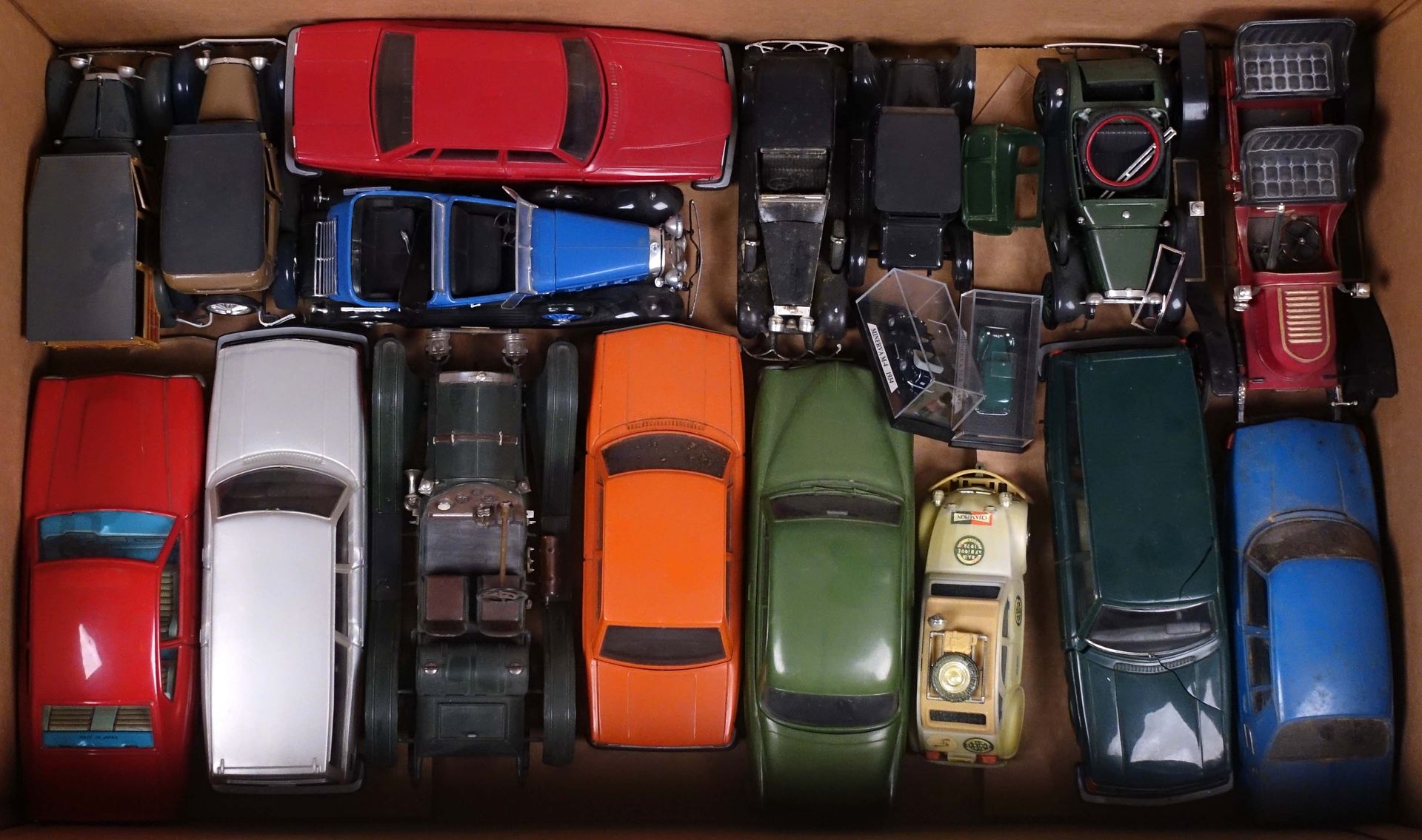 Grand lot de voitures miniatures. Mainly plastic. Three boxes.