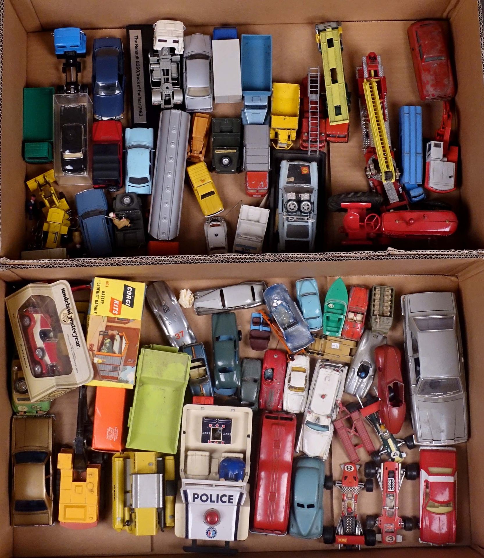 Lot de jouets et voitures miniatures. Dos cajas.