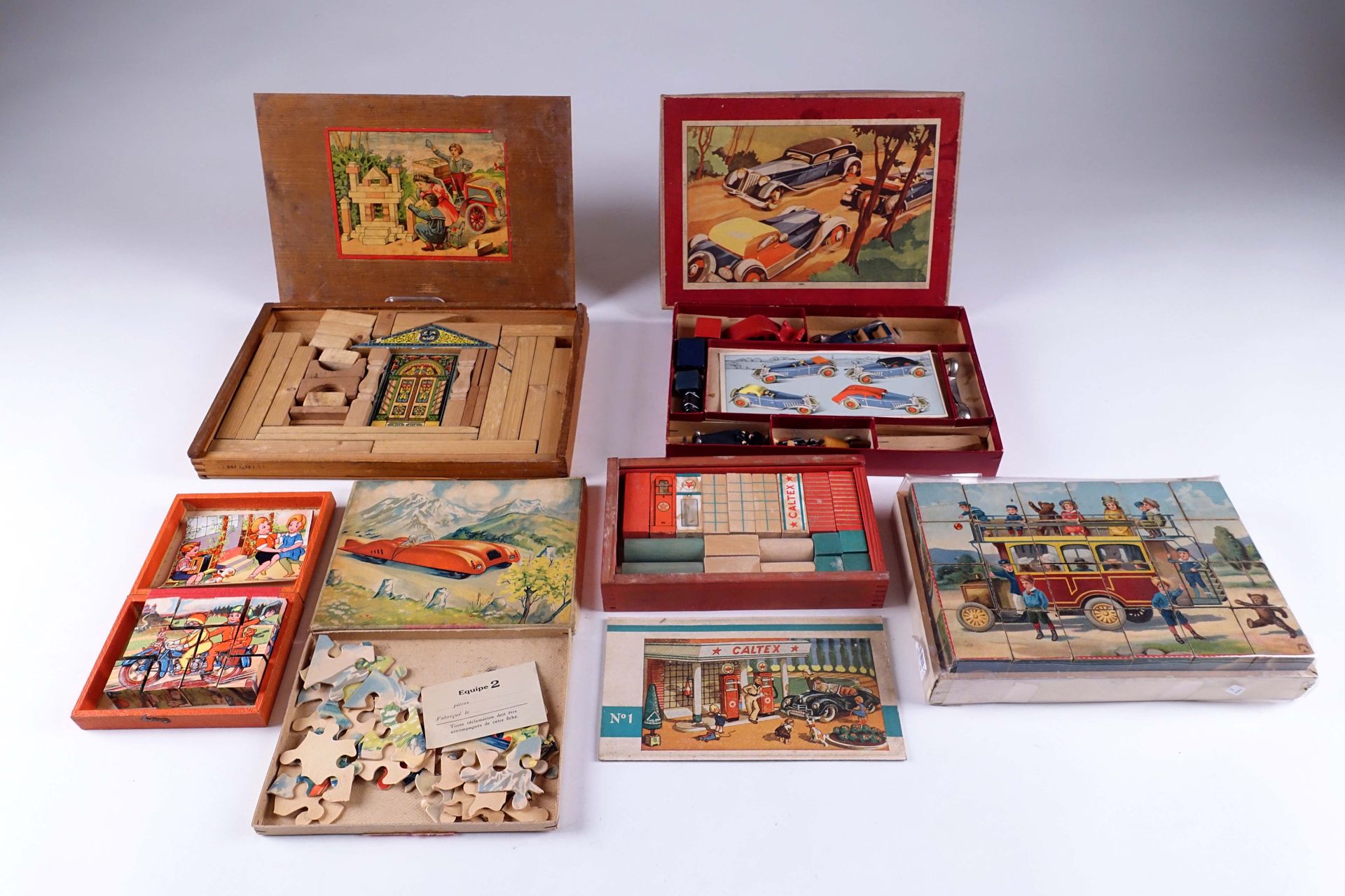 Lot de jouets anciens. 拼图、积木、木制和金属迷你模型的组装、加德士站等。20世纪上半叶。六件。