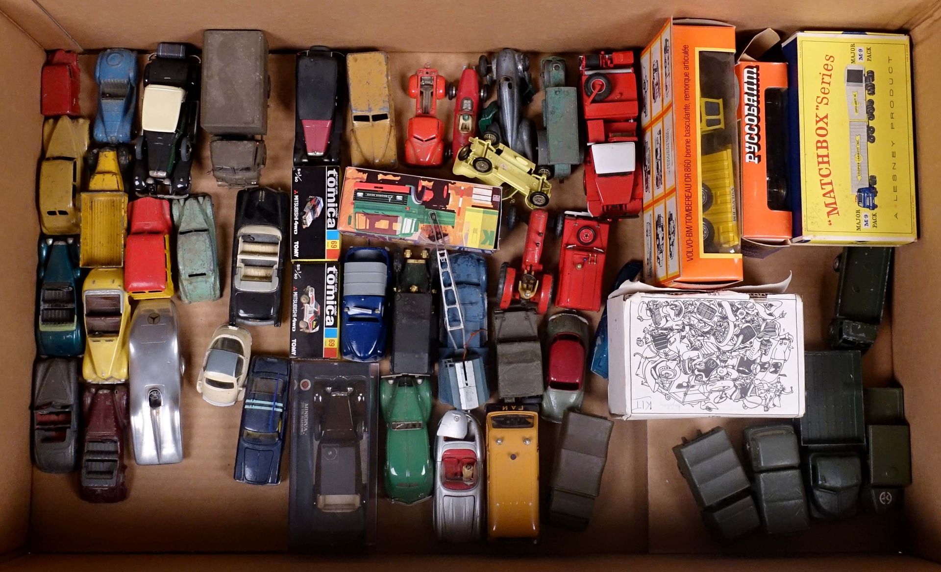 Lot de voitures miniatures. 商业车辆，军用卡车，主要是1/43比例。一盒。