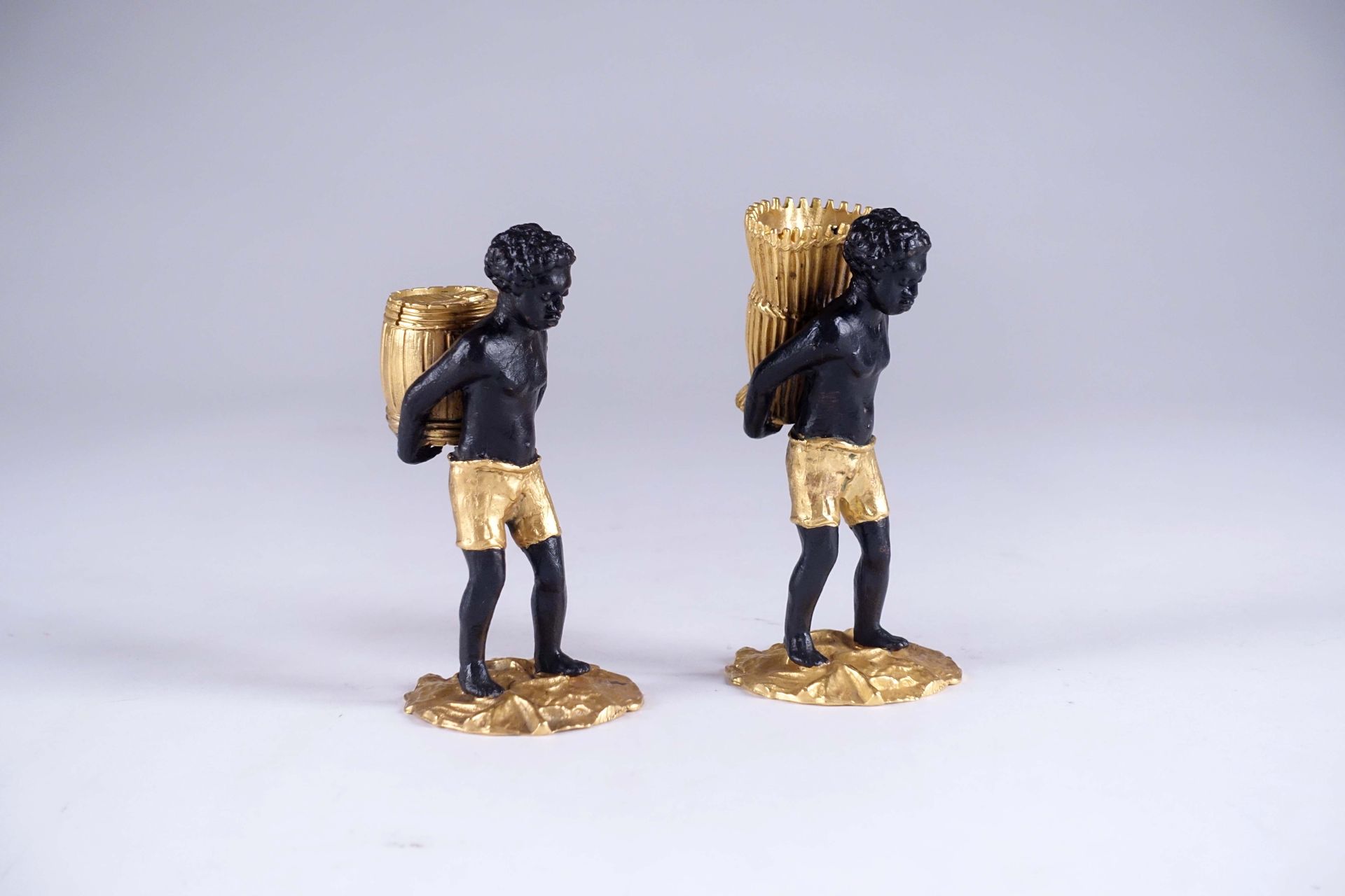 Olivier Gaube du Gers. 两个年轻的努比亚人，一个带着头巾，另一个带着桶。鎏金铜和青铜的一对雕像。每个人都签署了Gaube du Gers。&hellip;