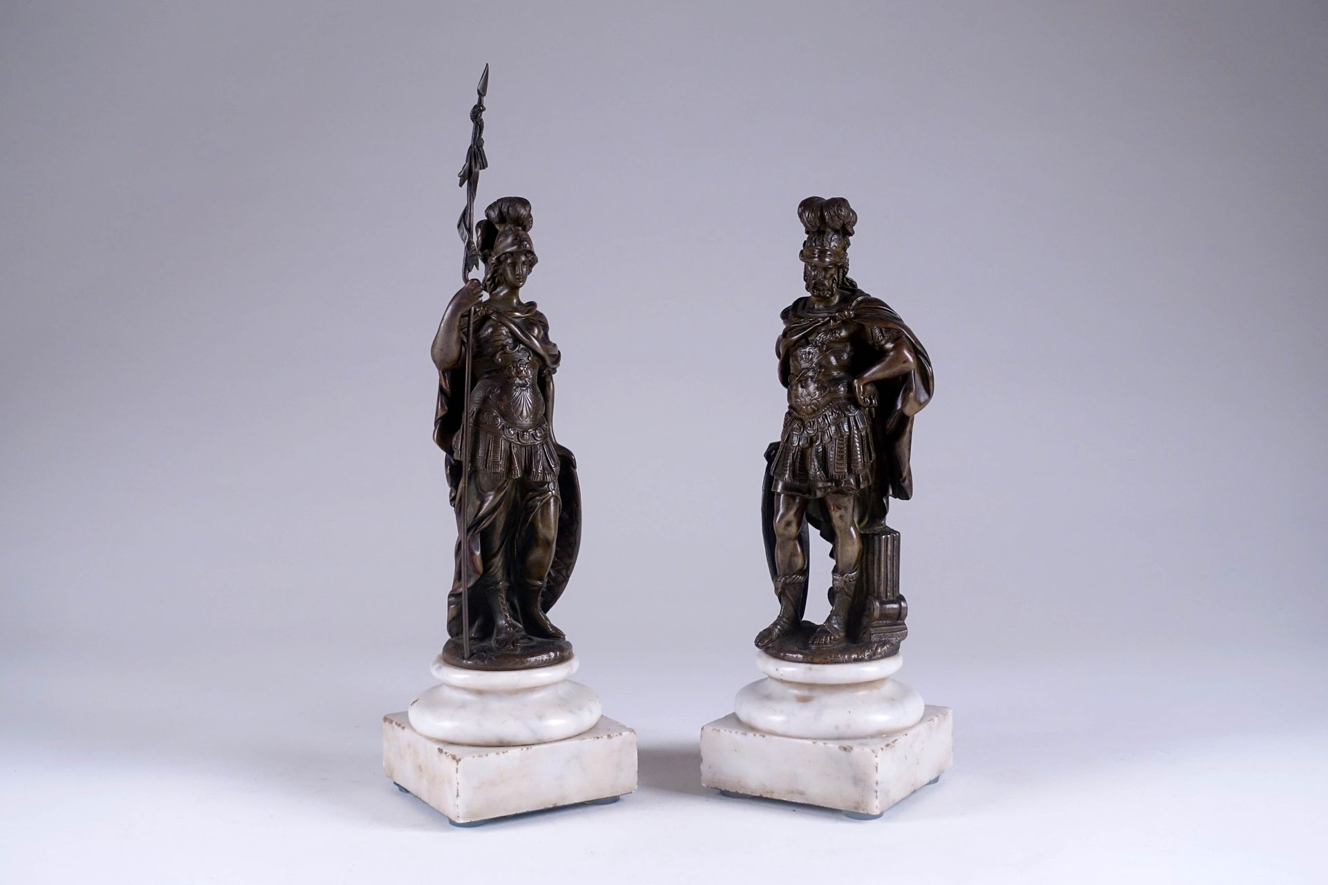 Mars et Athéna. 一对青铜雕像，放在一个模制的白色大理石基座上。大旅行。19世纪。高度：38和32厘米。