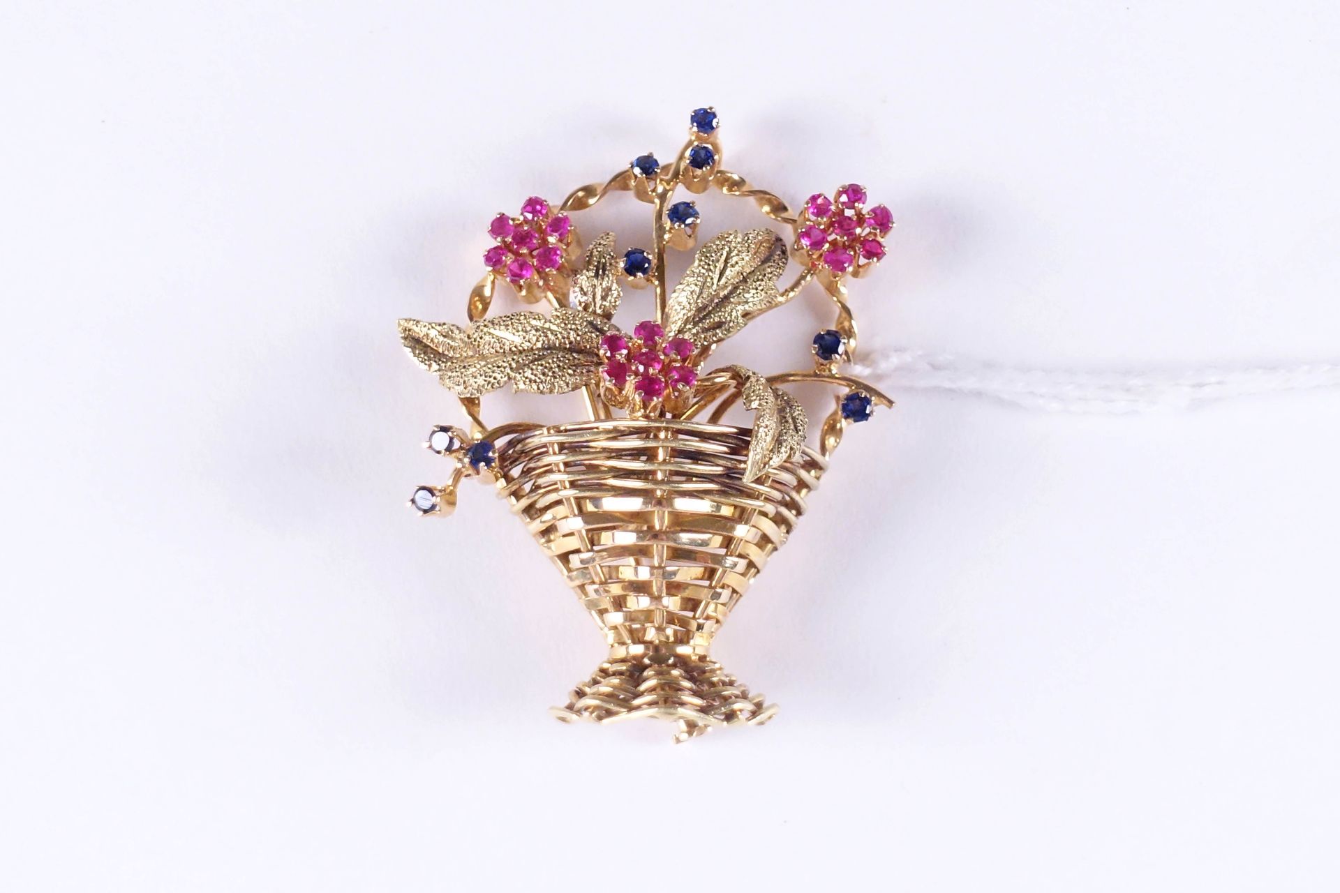 Broche. Set with fancy stones representing a flower basket. Yellow gold 18 carat&hellip;