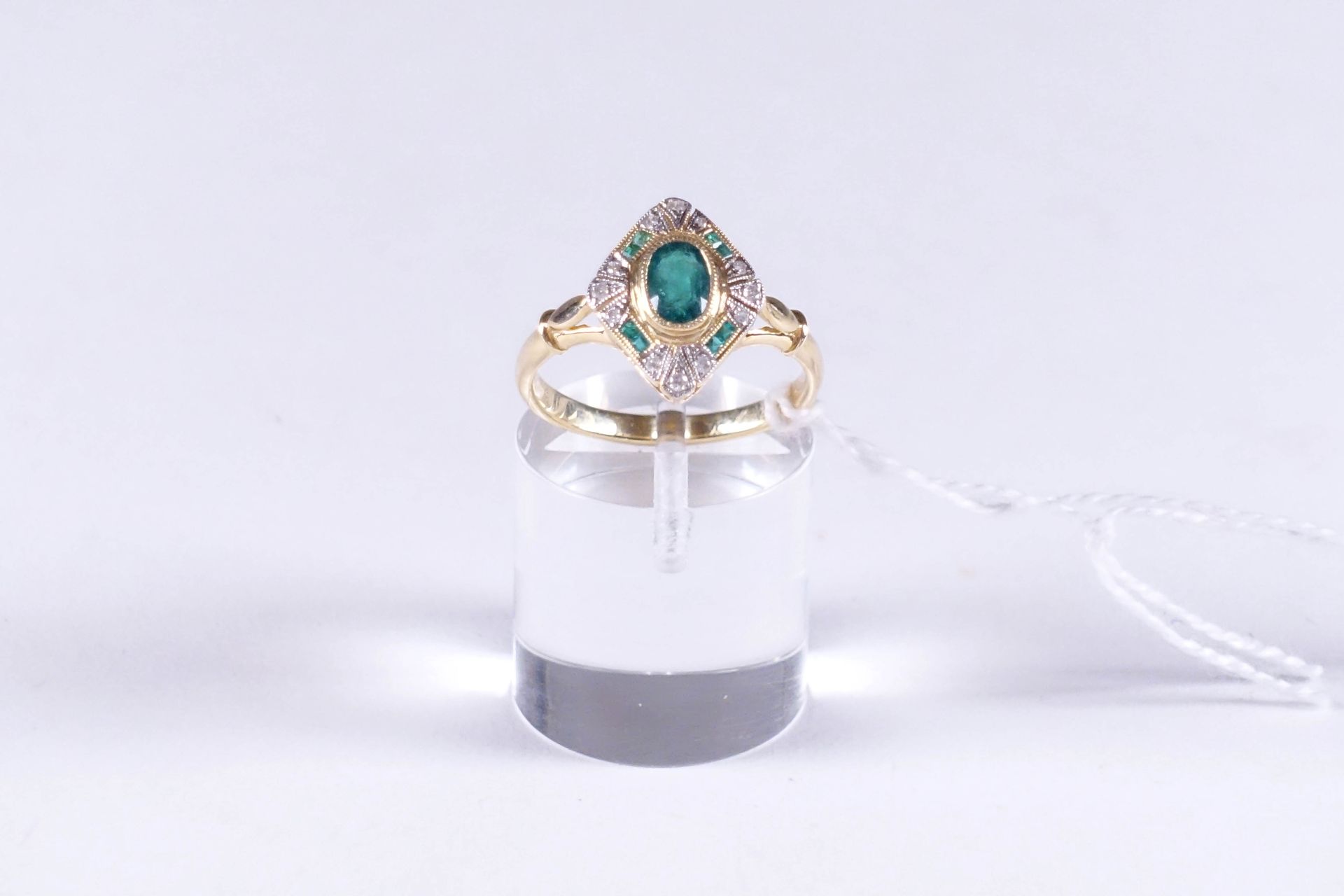 Bague style Art Déco. Set with five emeralds (0.50 carat) and twelve diamonds (0&hellip;