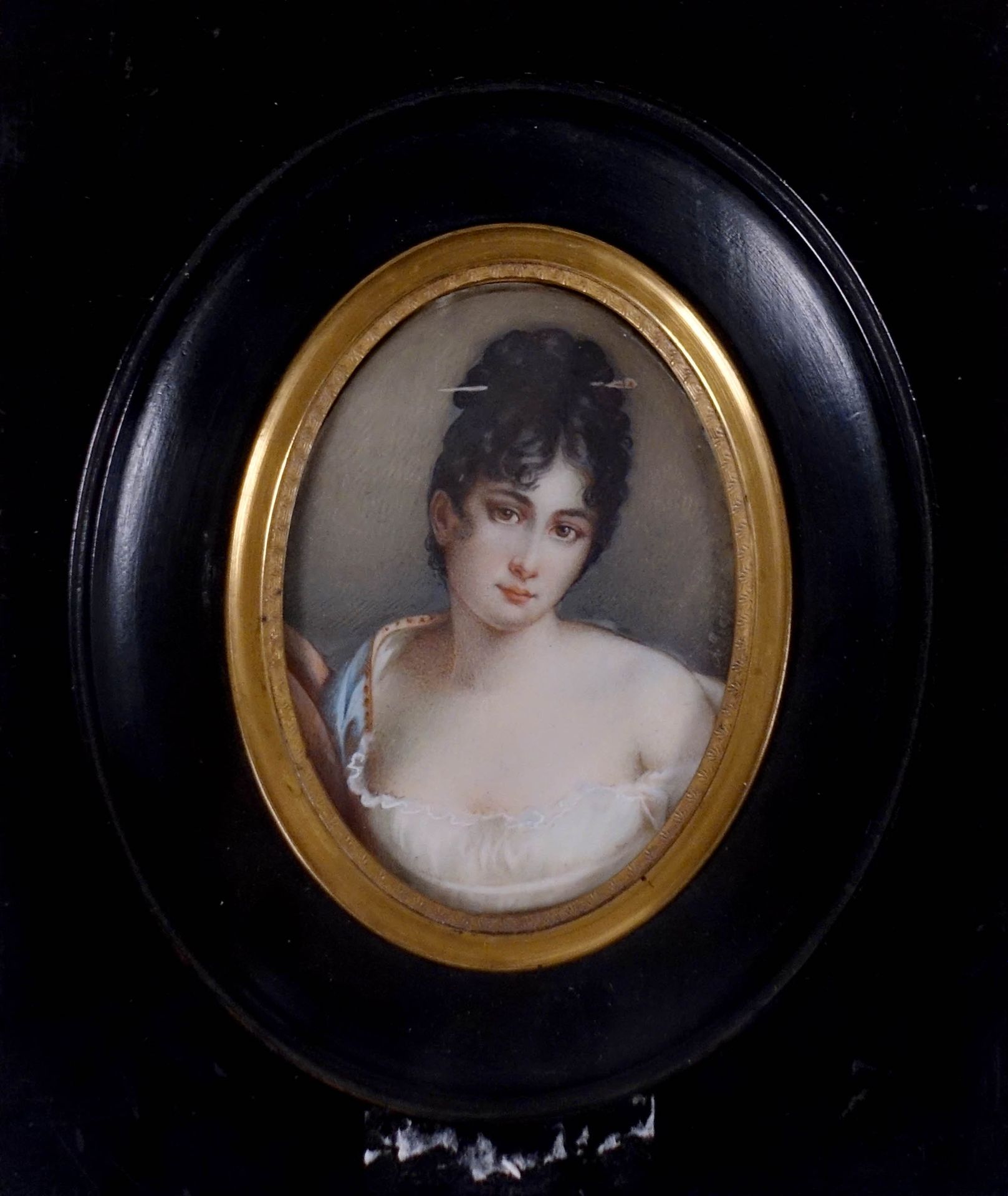 Ecole Française. Portrait of a lady. Miniature with gouache. Dimensions : 9 x 6 &hellip;