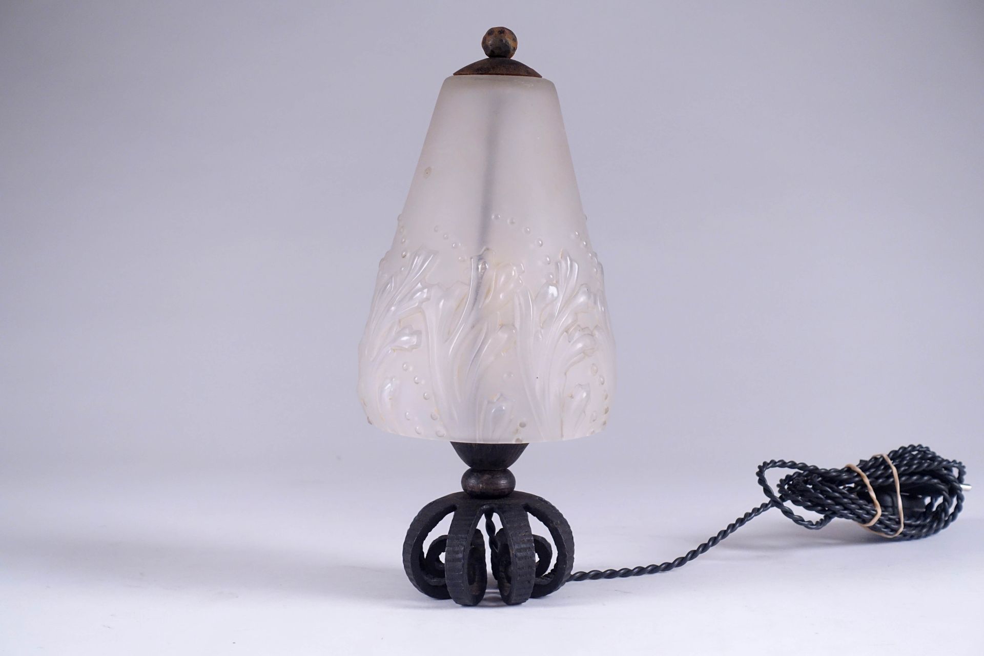 Muller Frères - Lunéville. 一个模制和磨砂玻璃的郁金香夜灯，放在一个有八个卷轴的锻铁底座上。高度：25厘米。状态：无缺损。