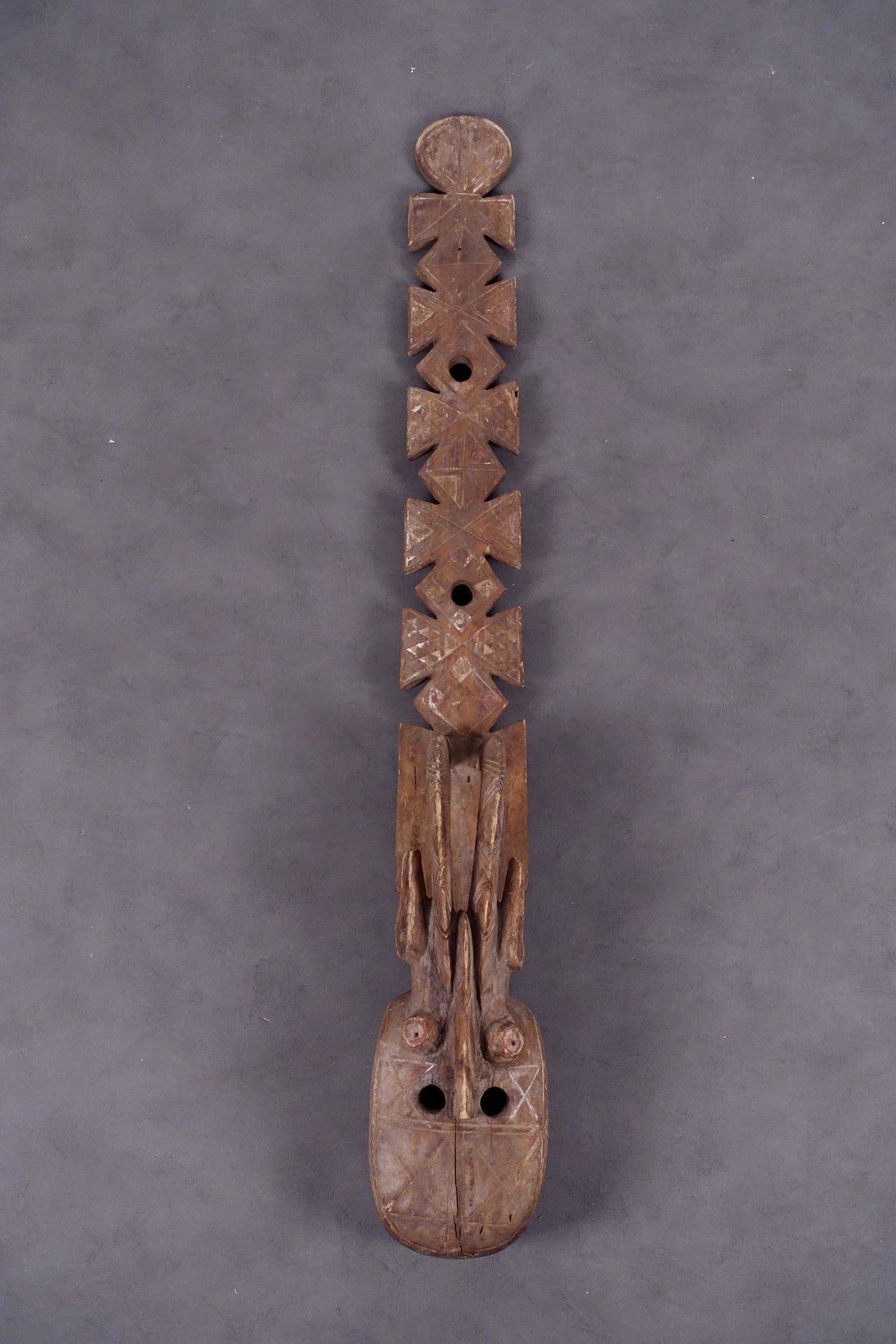 Grand masque du Niger. A cornes prolongées d’un bâton découpé aux formes géométr&hellip;