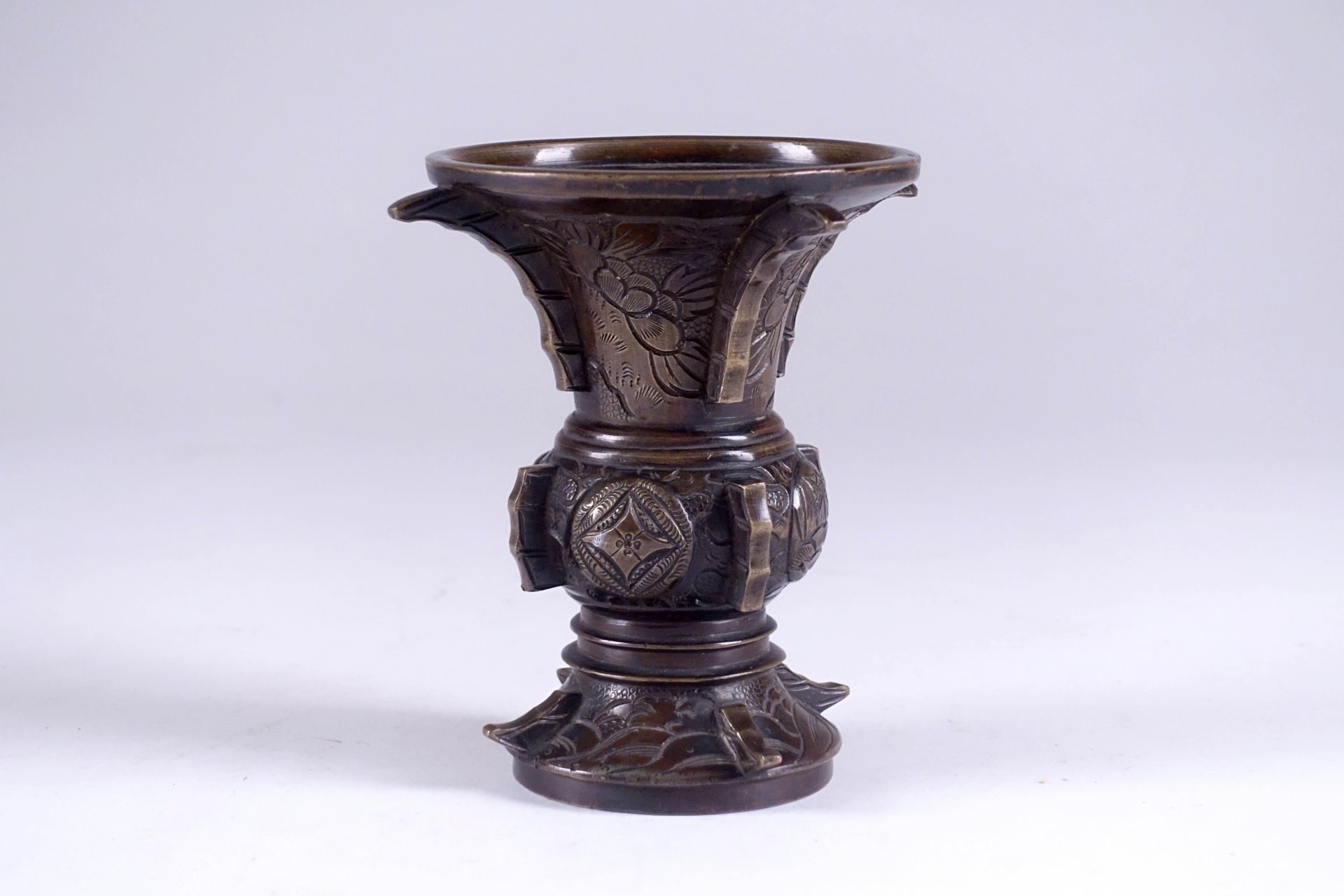 Vase de style archaïque de forme Zun. 带铜锈的青铜器。中国。19/20世纪。高度：13厘米。