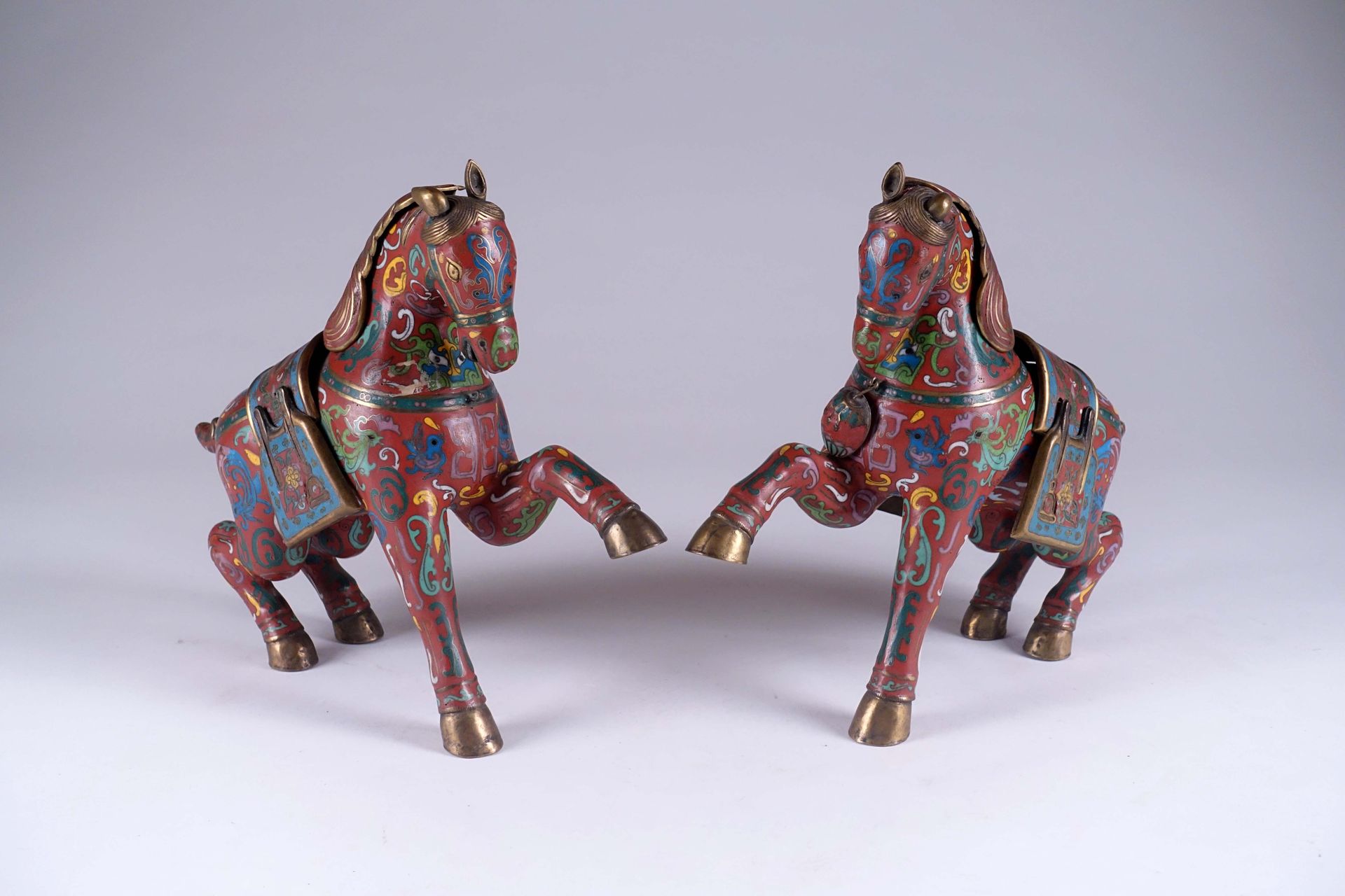 Chine. XIXe/XXe siècle. Pair of saddled and rearing horses. Metal cloisonné and &hellip;