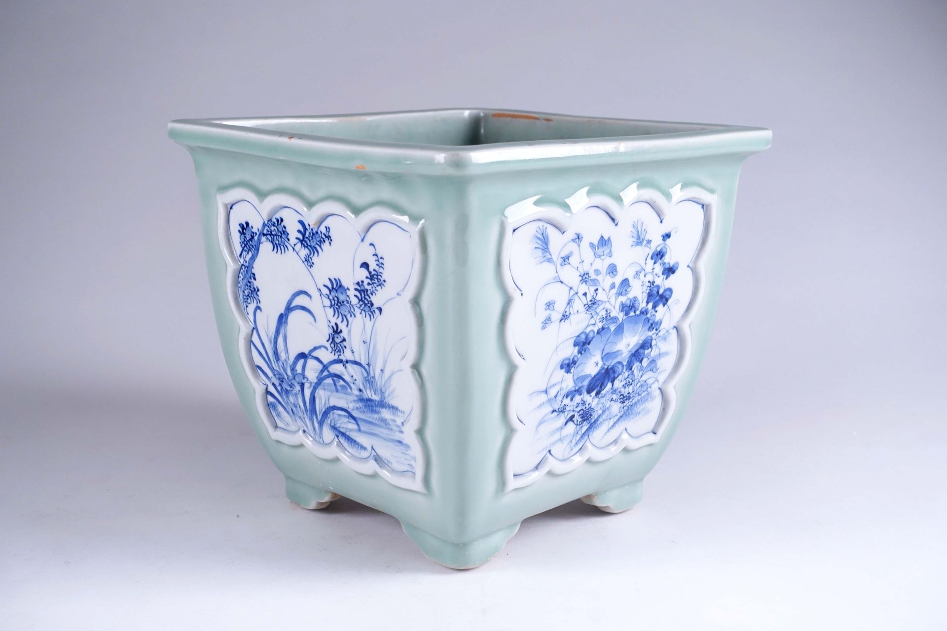 Japon. Quadrangular porcelain planter with cut-out feet and plant decoration in &hellip;