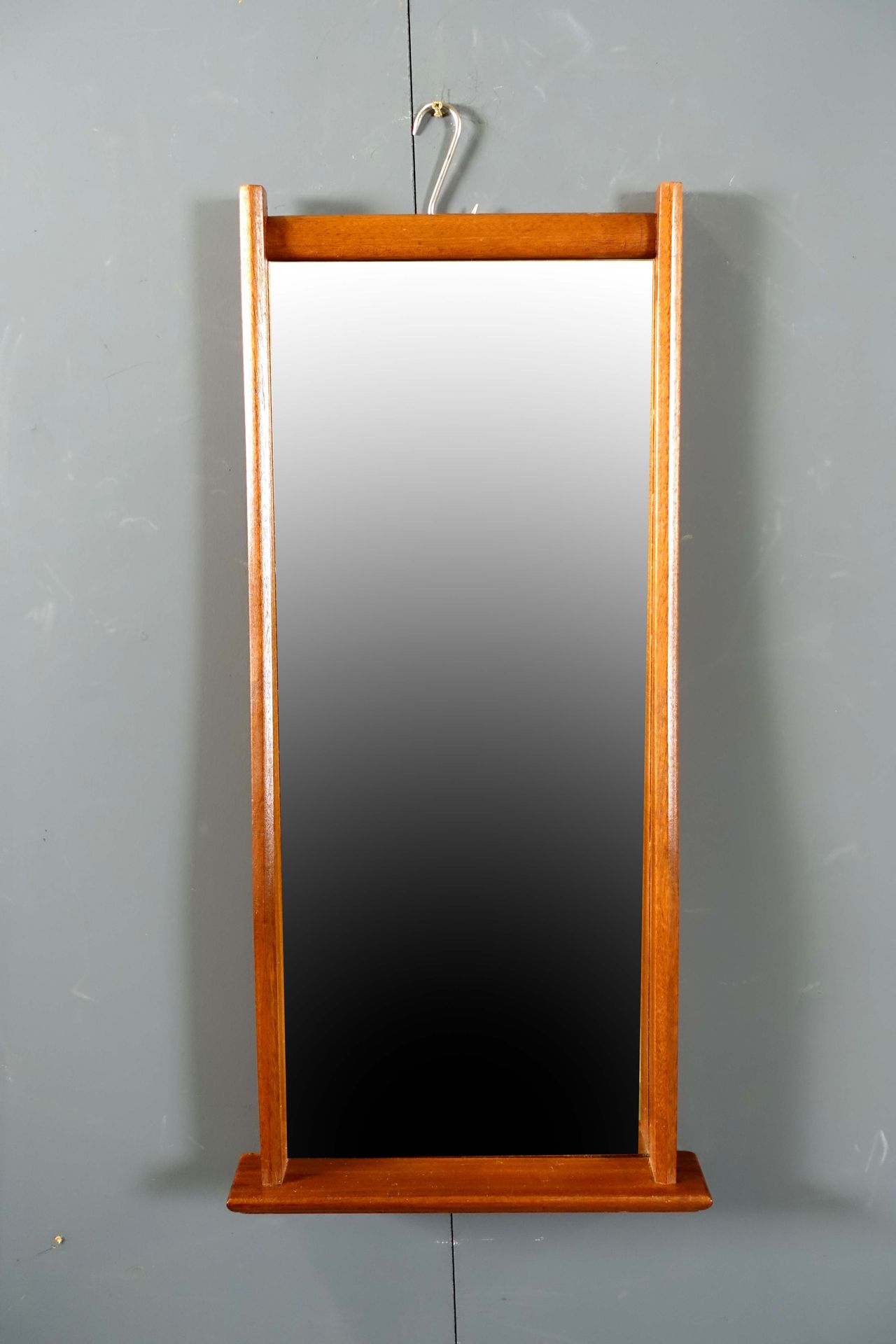 Miroir. 镂空的腿和直的横杆。柚木。丹麦设计。尺寸：78 x 38厘米。