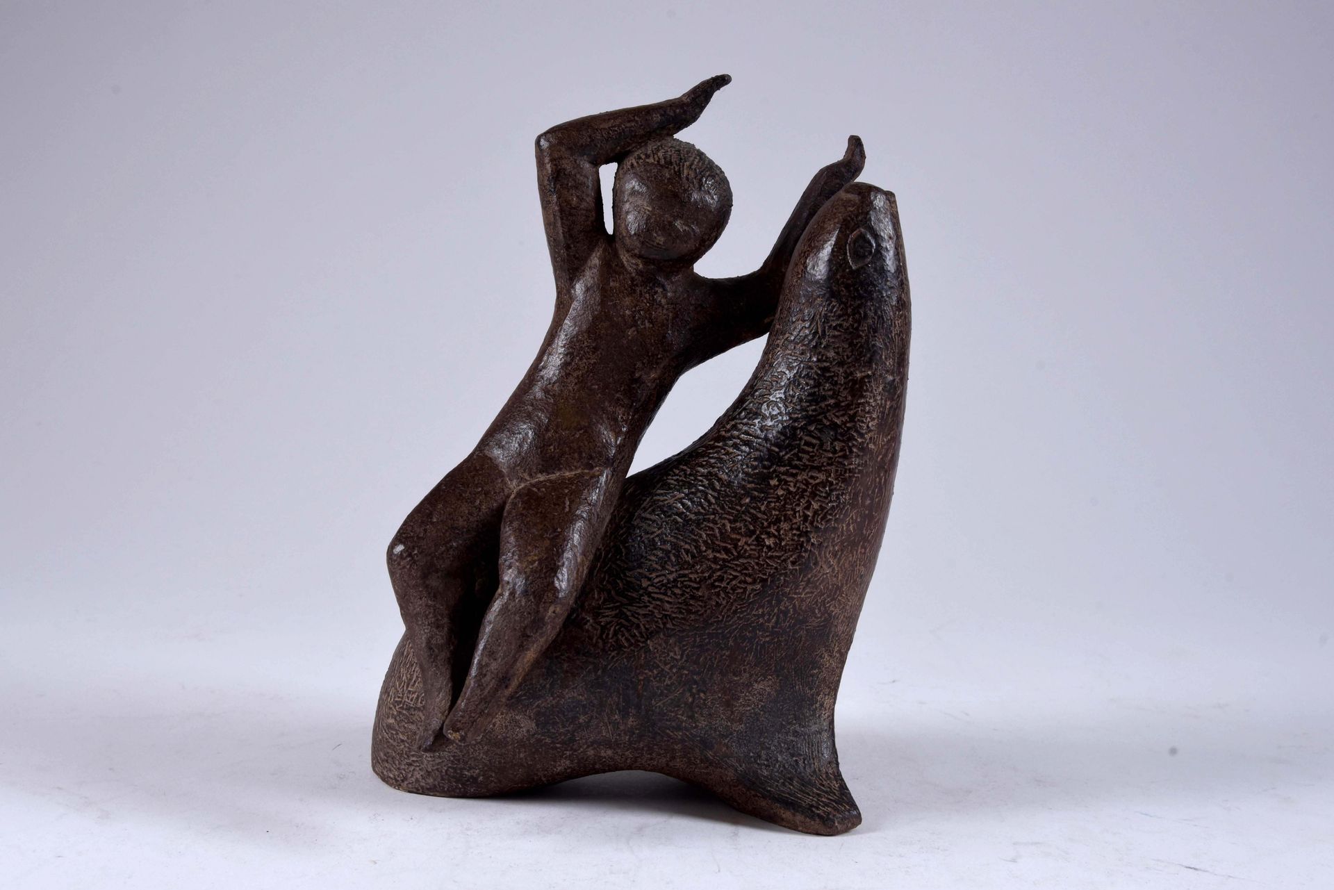François Demassieux (sculpteur, Bruxelles 1932). L’enfant au phoque. Sculpture o&hellip;