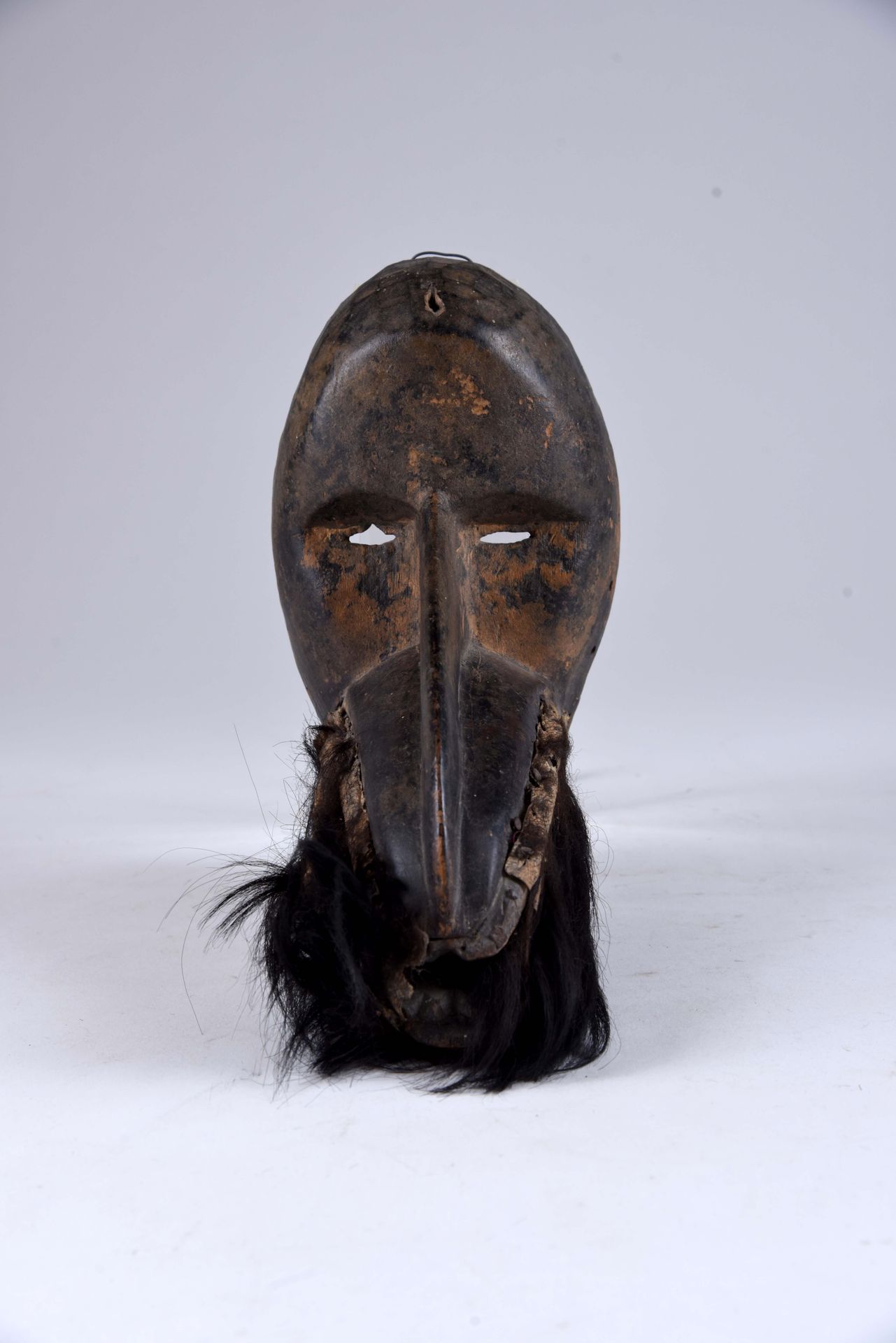 Culture Dan. Vecchia maschera dell'azienda Koma. Il becco è orlato di pelliccia &hellip;