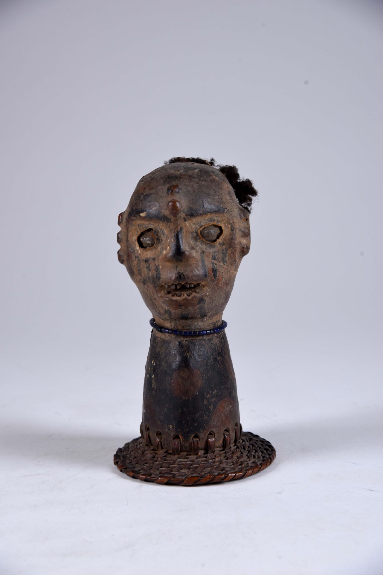 Culture Ekoi. Cimier figurant une tête humaine en bois sculpté, gainée de peau a&hellip;