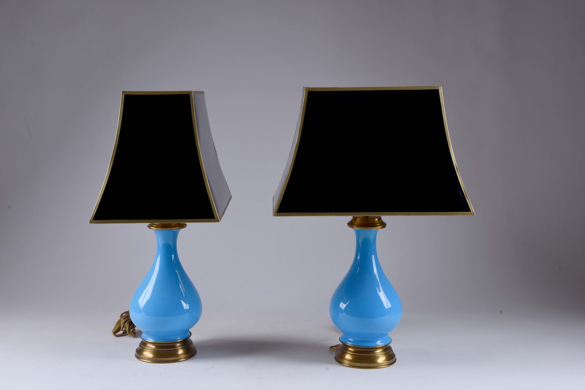 Gérald Watelet. Paire de lampes de table «Second Empire», à pied d’opaline bleu &hellip;