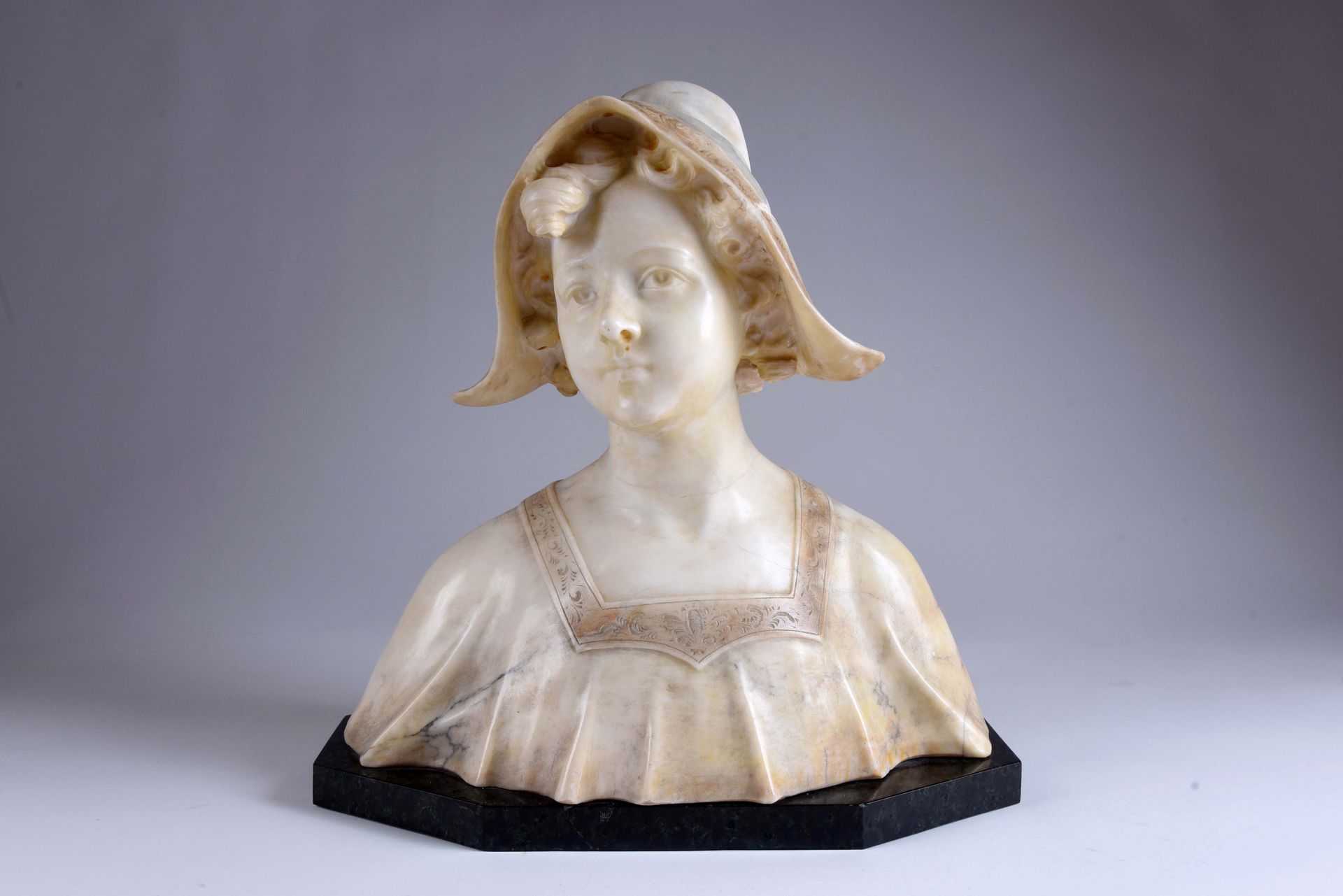 P. Del Lungo (XIXe XXe siècle.)< Buste de jeune femme aux cheveux bouclés. Albât&hellip;
