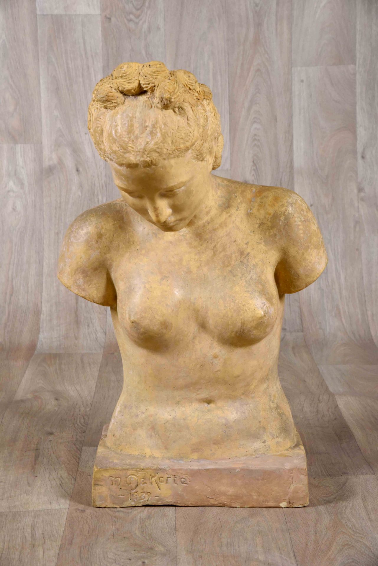 Maurice De Korte (Bruxelles 1889-1971). Jeune femme en buste. Plâtre patiné. Dim&hellip;