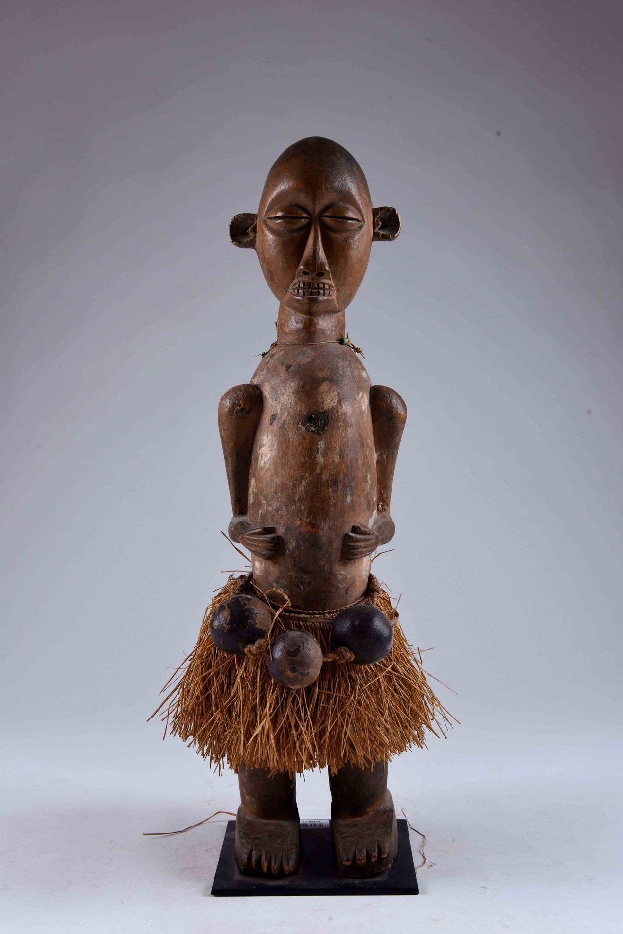 Statue rituelle Zombo. Représentant un personnage debout, vêtu d’un pagne à grel&hellip;