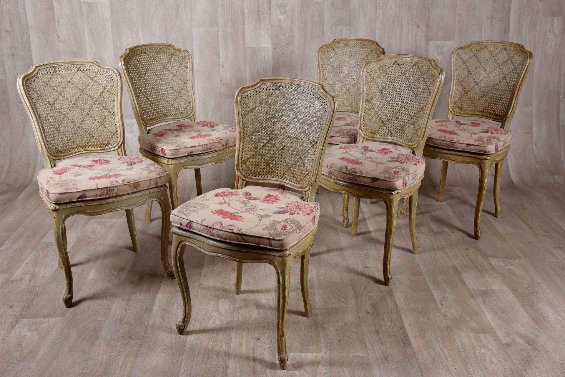 Suite de six chaises de style Louis XV. Geriffelte Rückenlehne. Gewölbte Füße. G&hellip;