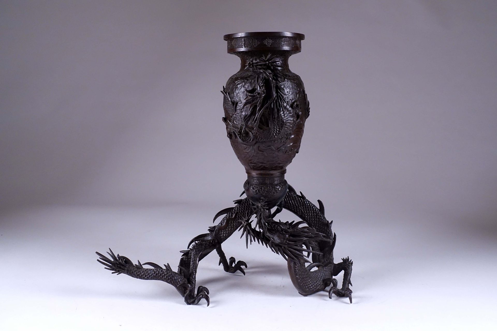 Grand koro. Au vase brûle-parfum reposant sur un dragon au dos arqué. Bronze pat&hellip;