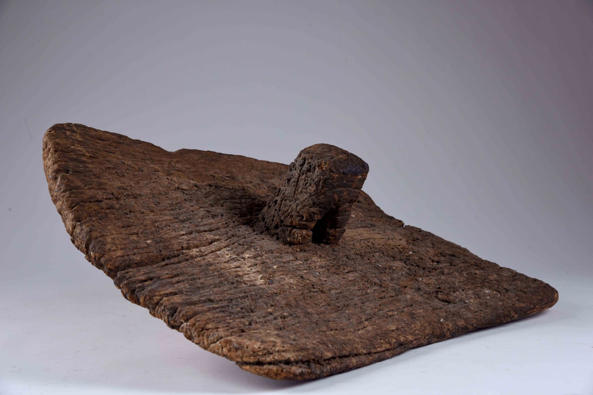 Ancien volet de grenier Dogon. Bois sculpté, Mali. Dimensions : environ 50 x 38 &hellip;