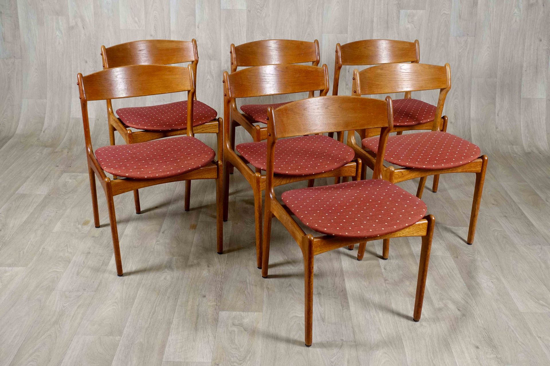 Erik Buch (1923-1973) . Suite aus sieben Stühlen Modell 49 mit geschwungener Rüc&hellip;