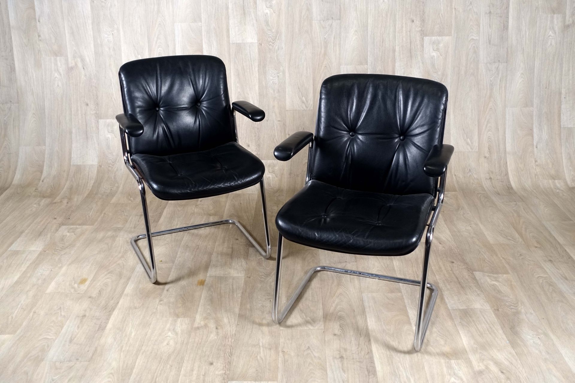 Karl Dittert (1915-2013). Ein Paar mit schwarzem Leder gepolsterte Sessel. Geste&hellip;