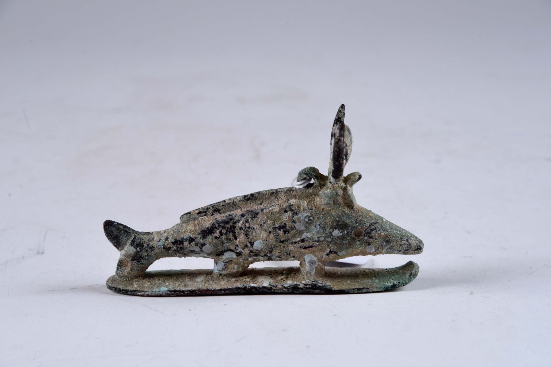 Statuette votive. Figurant le poisson Oxyrhynque sur un traineau, coiffé de la c&hellip;