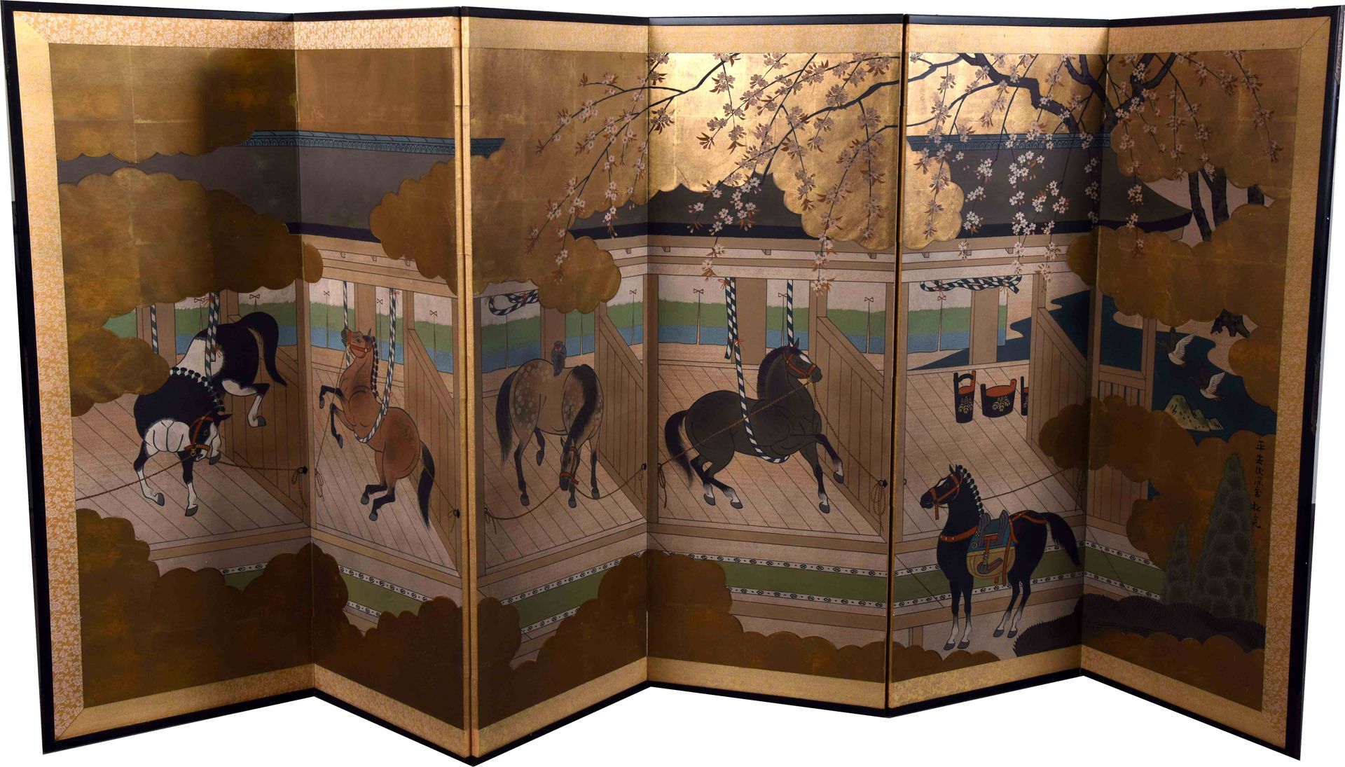 Byobu. 这是一幅六叶屏风，画面上有一个马厩和五匹马，其中一匹马驮着一只红脸猕猴（Nihon-Zaru）。整个画面被金色的云朵环绕，上方是盛开的樱花。边饰为&hellip;