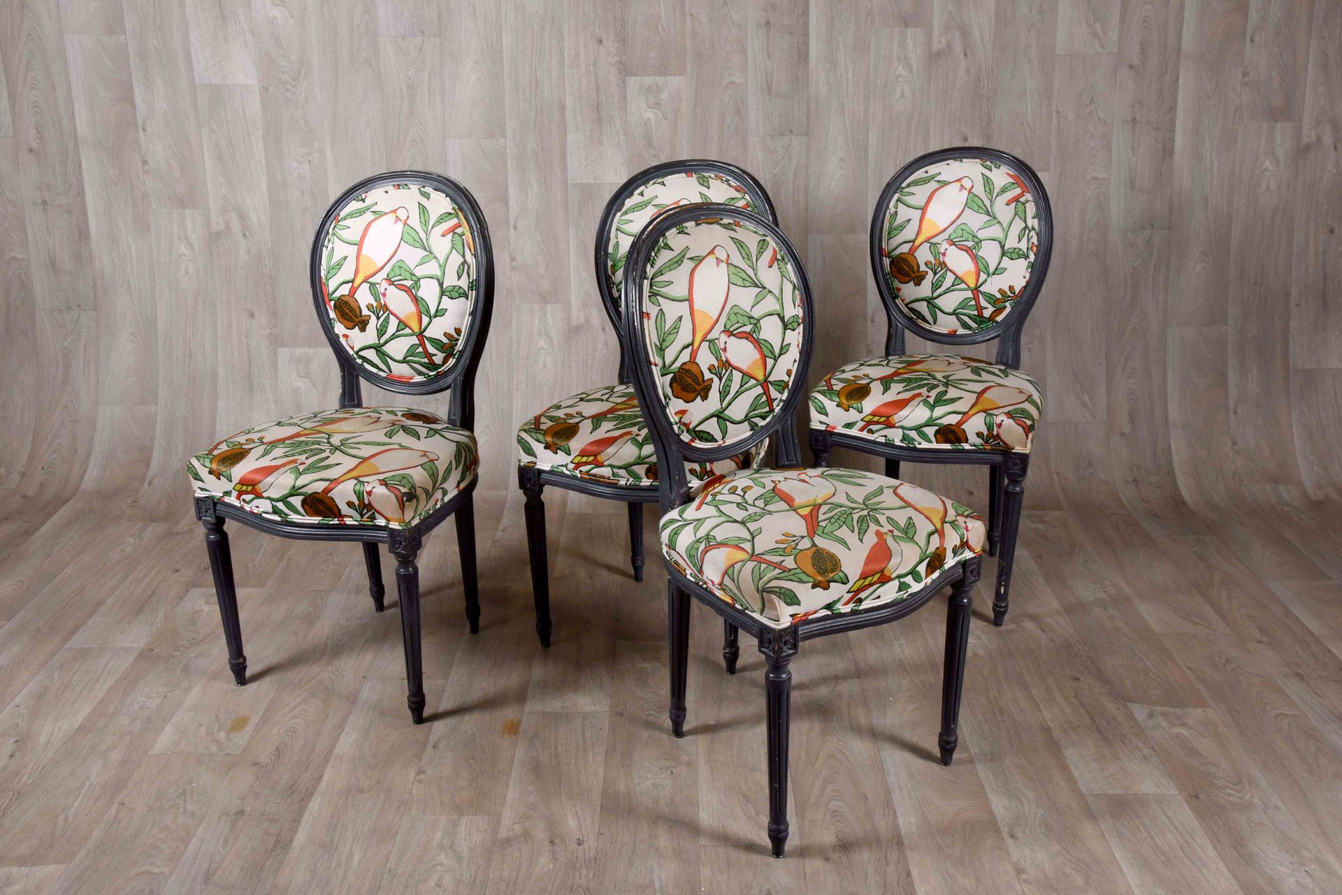Suite de quatre chaises de style Louis XVI. Schienale a medaglione curvo e cintu&hellip;