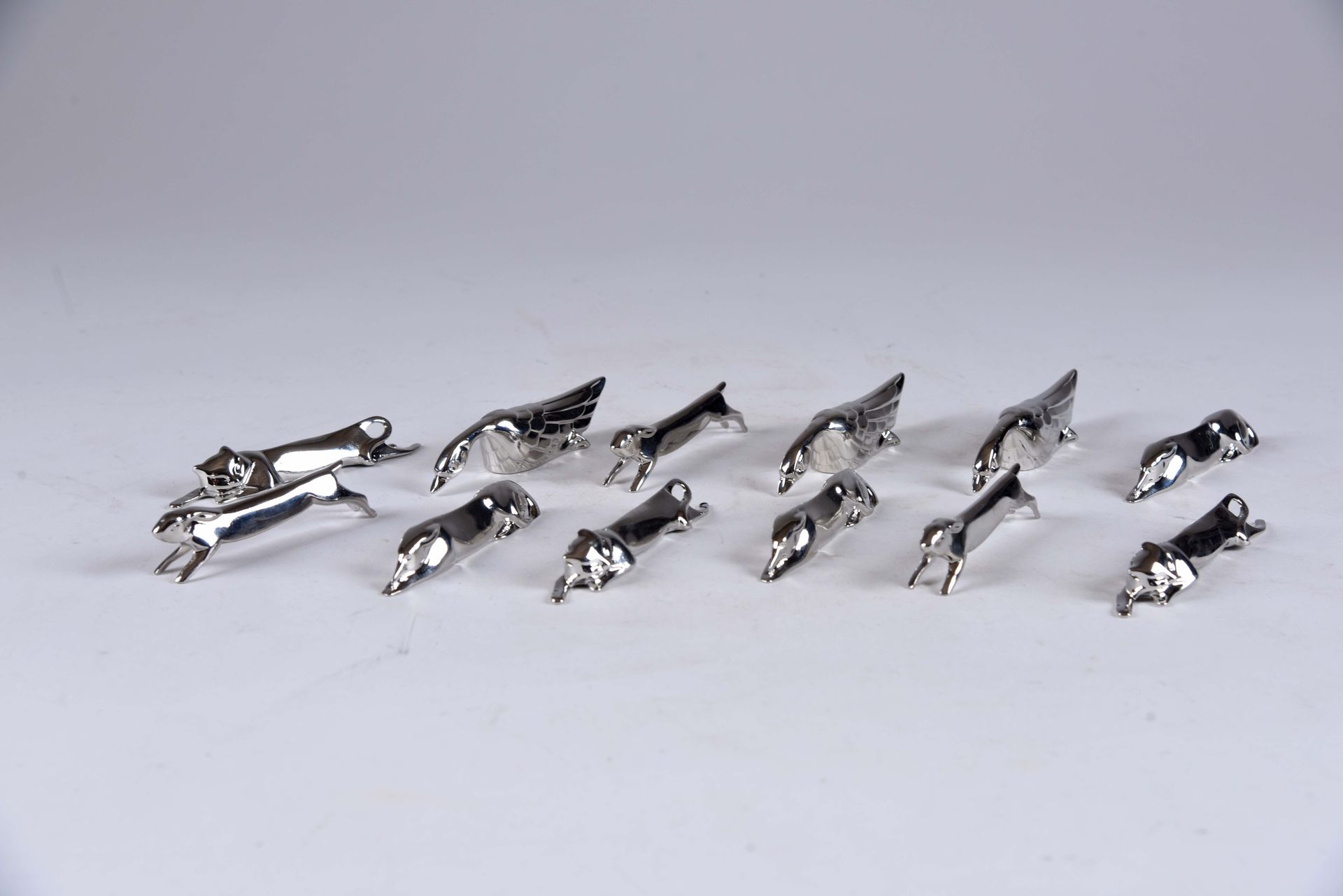 Douze porte-couteaux de style Art Déco. Figurant des animaux stylisés. Métal arg&hellip;