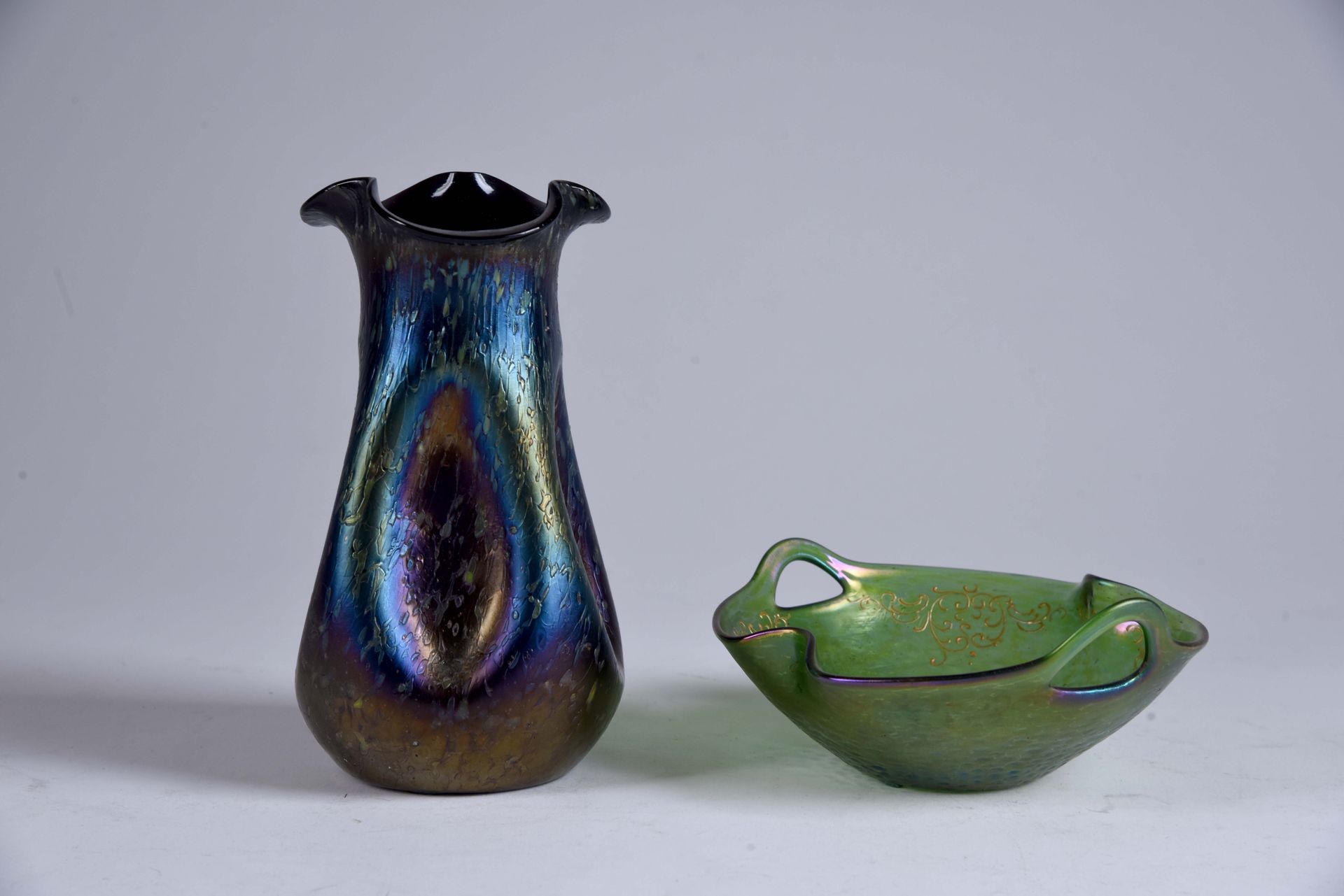 Kralik. Vase à col treflé (hauteur : 17,5 cm) et coupelle ansée (longueur : 15 c&hellip;