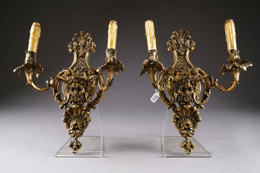 Null Paire d'Appliques de style Louis XIV. De forme violonée. Ornées d'un mascar&hellip;
