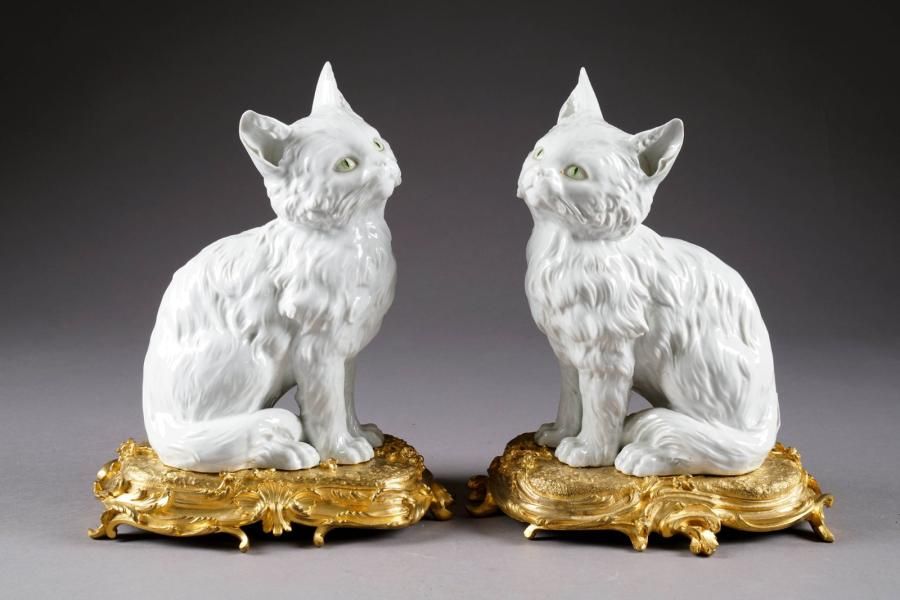 Null Paire de Chats assis. Statuettes en porcelaine à glaçure blanche. Sur terra&hellip;