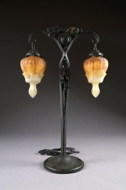 Muller Frères - Luneville Grande lampe de table.
Monture élancée, à motifs d'enr&hellip;