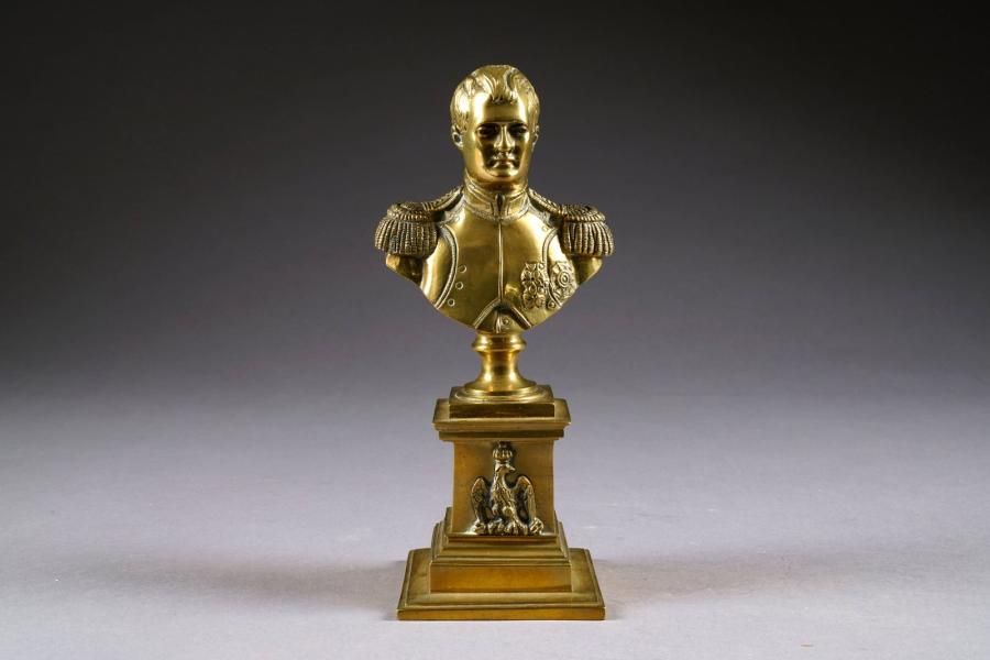 ECOLE FRANCAISE Buste de Napoléon.
Bronze. XIXe/XXe siècle.
Hauteur: 25 cm.