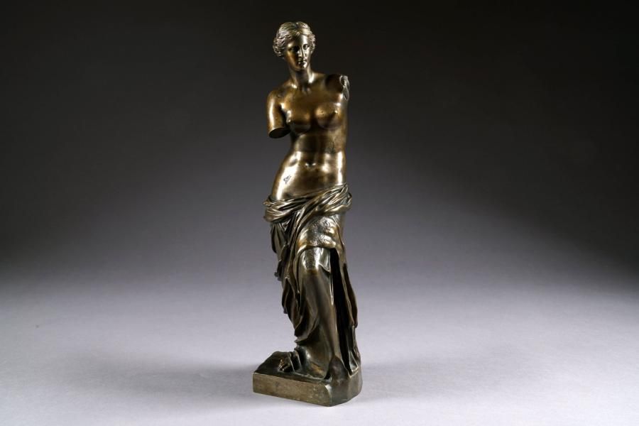 Null Vénus de Milo.
Epreuve en bronze à patine brune cuivrée.
Hauteur: 45,5 cm.
