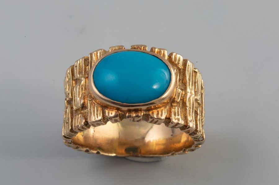 Null Bague en or jaune 18k guilloché ornée d'un cabochon d'émail bleu, Poids bru&hellip;