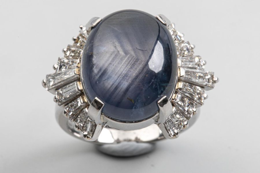 Null Bague en platine surmontée d'un saphir cabochon étoilé de 20 carats environ&hellip;