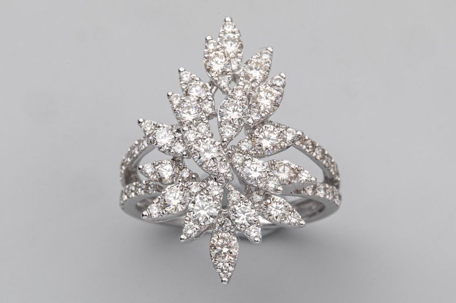 Null Bague fleur en or gris 18k surmontée d'une gerbe de diamants monture biphid&hellip;