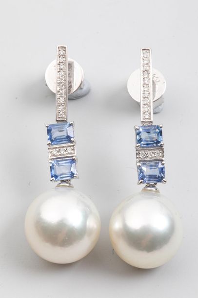Null Paire de pendants d'oreilles en or gris 18k agrémentés de deux perles de cu&hellip;