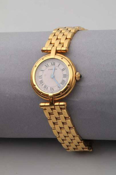 Null CARTIER. Montre bracelet de femme en or jaune 18K, le boitier rond, la cour&hellip;