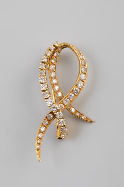Null Broche en or jaune formant un noeud et pavée de diamants, Poids brut: 5,4 g&hellip;